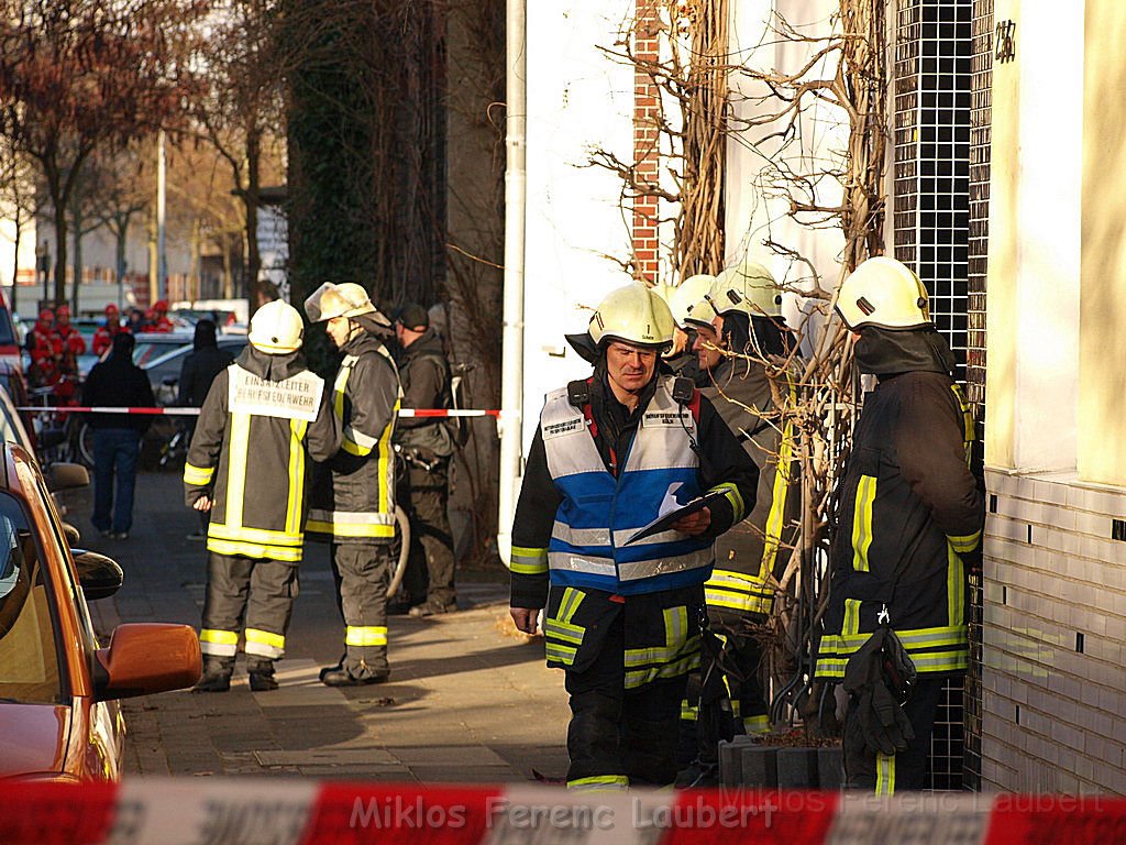 Einsatz Feuerwehr SEK Polizei Koeln Nippes Merheimerstr P047.JPG